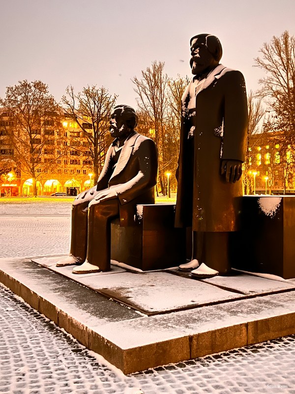 Berlin Statues In Snow - 2023-11-28-07.05.40